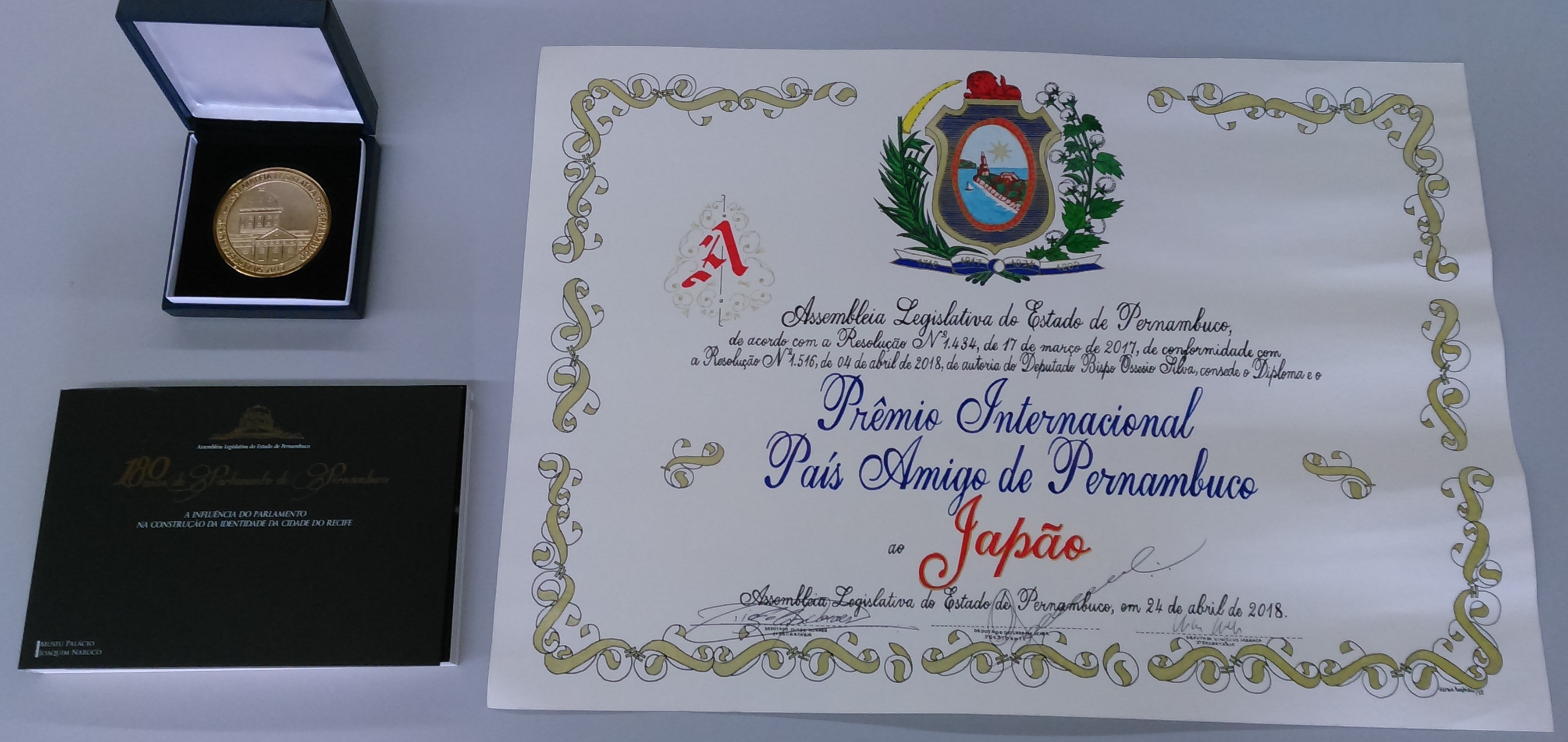 (Medalha, Diploma, Livro)