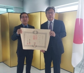 令和4年秋の叙勲表彰授与式の実施(イワタ・ケンイチ氏)